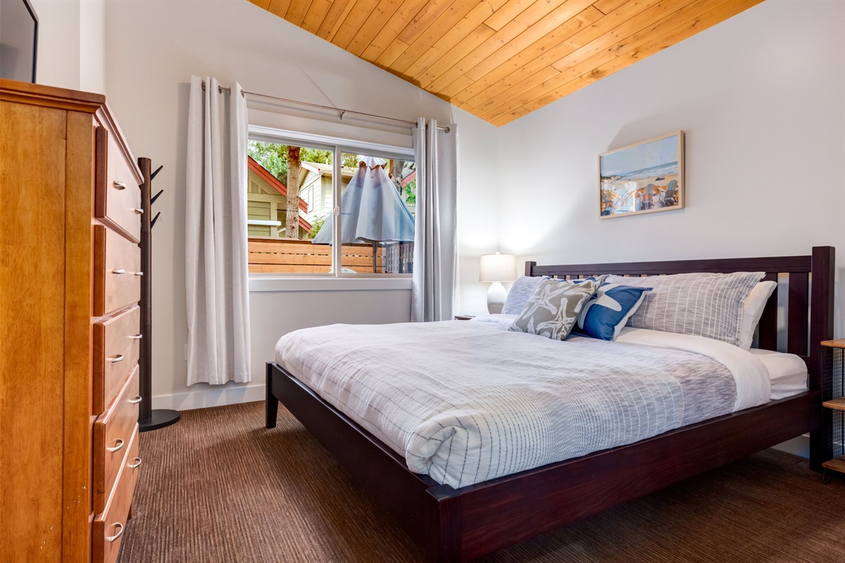 Cozy king with high-end linens - main level