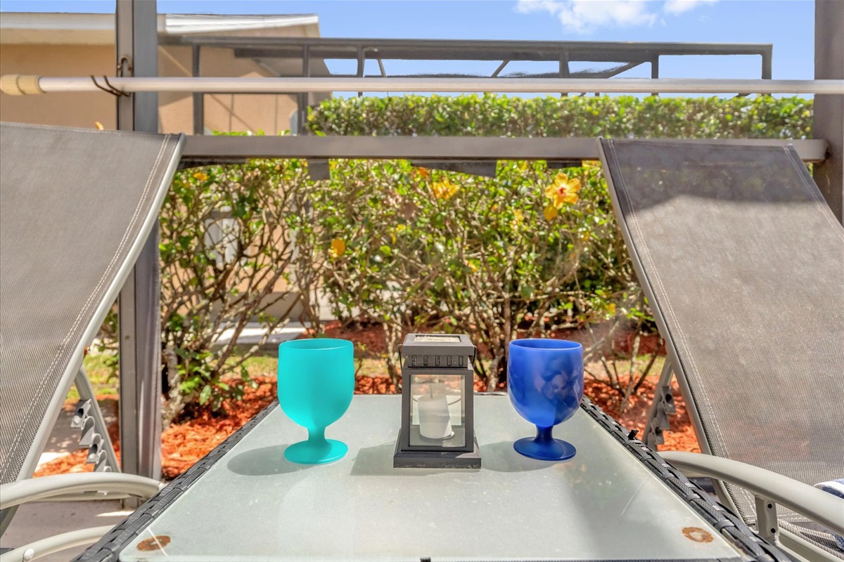 There are special glasses for you to enjoy your favorite drinks by the pool
