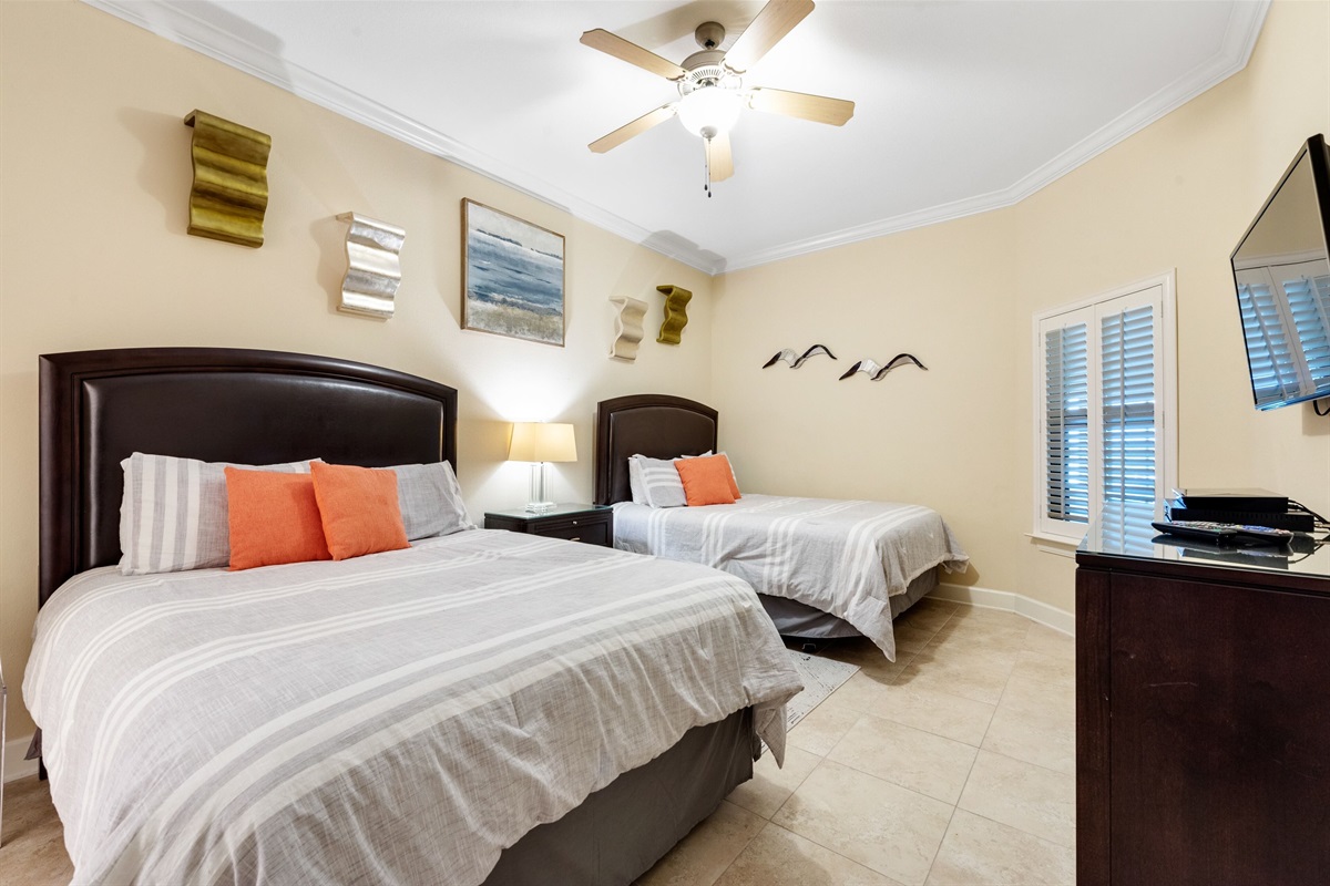 Guest bedroom with 2 queen beds, ceiling fan and en-suite bathroom 