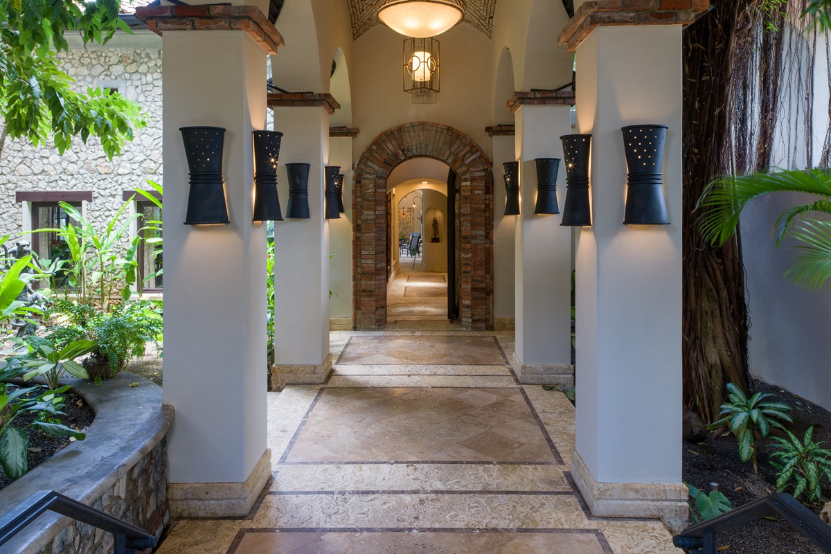 Casa Roca | Beachfront 6 BR Rental | Tamarindo Luxury Villas