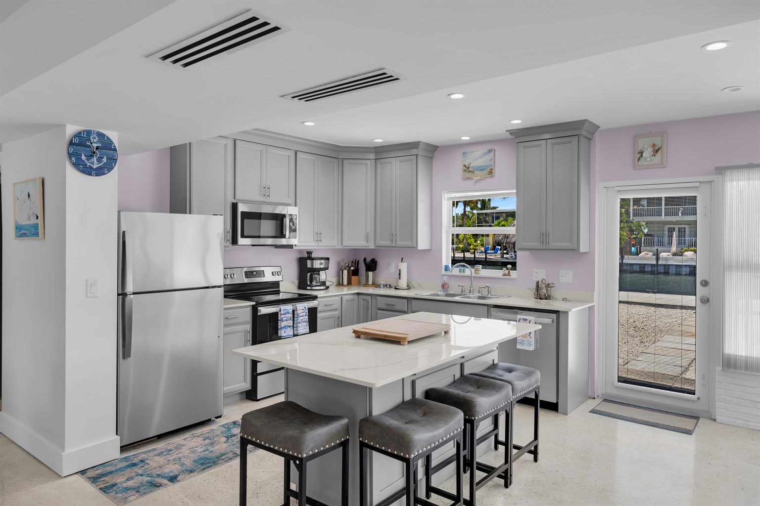 Updated full kitchen 