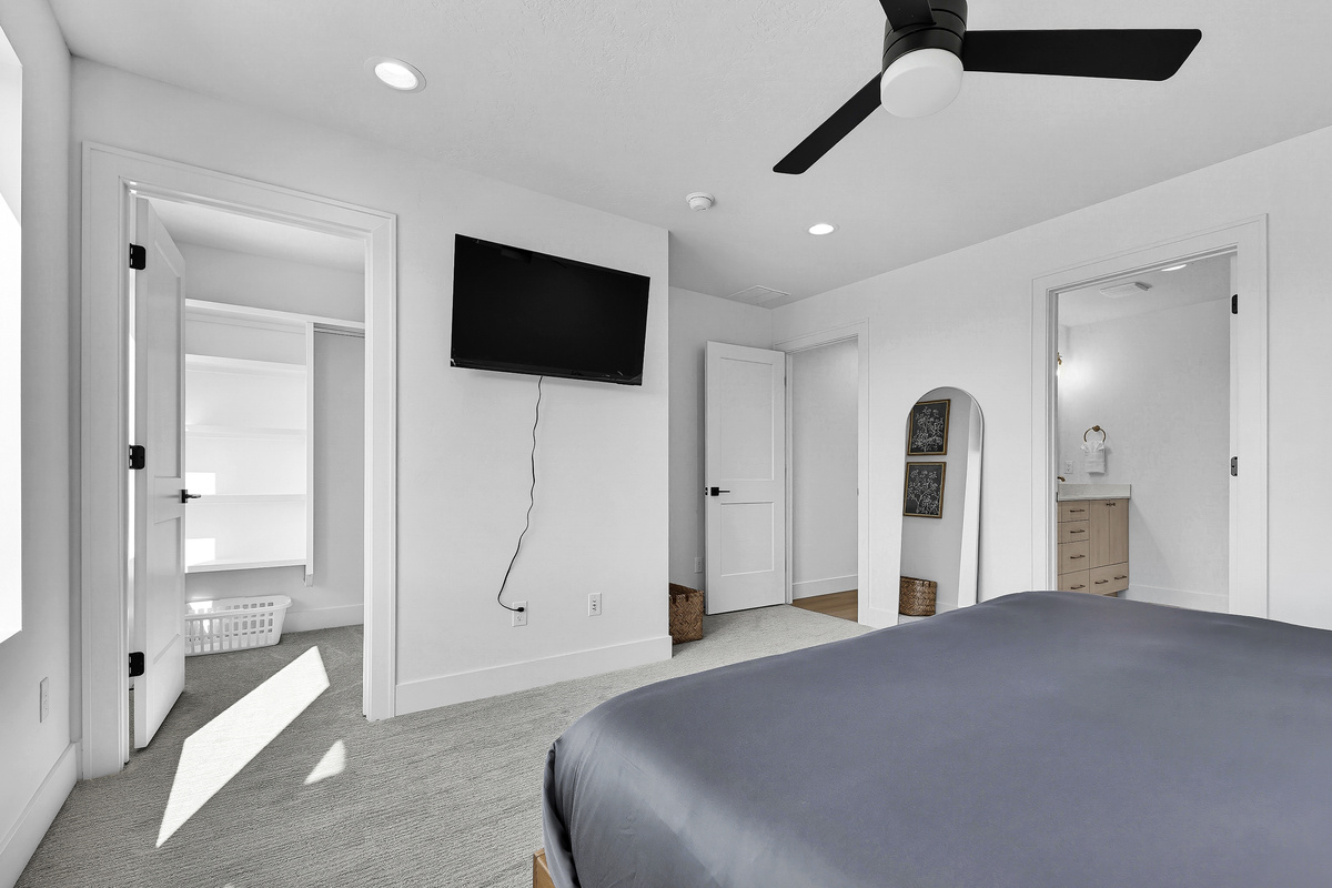 3rd floor bedroom with king size bed 