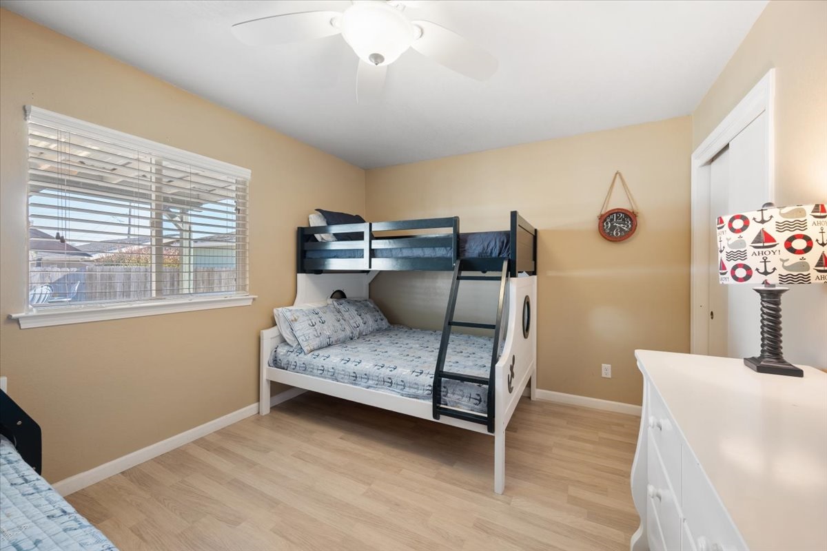 2 Bunkbeds, twin (upper) and full (lower)