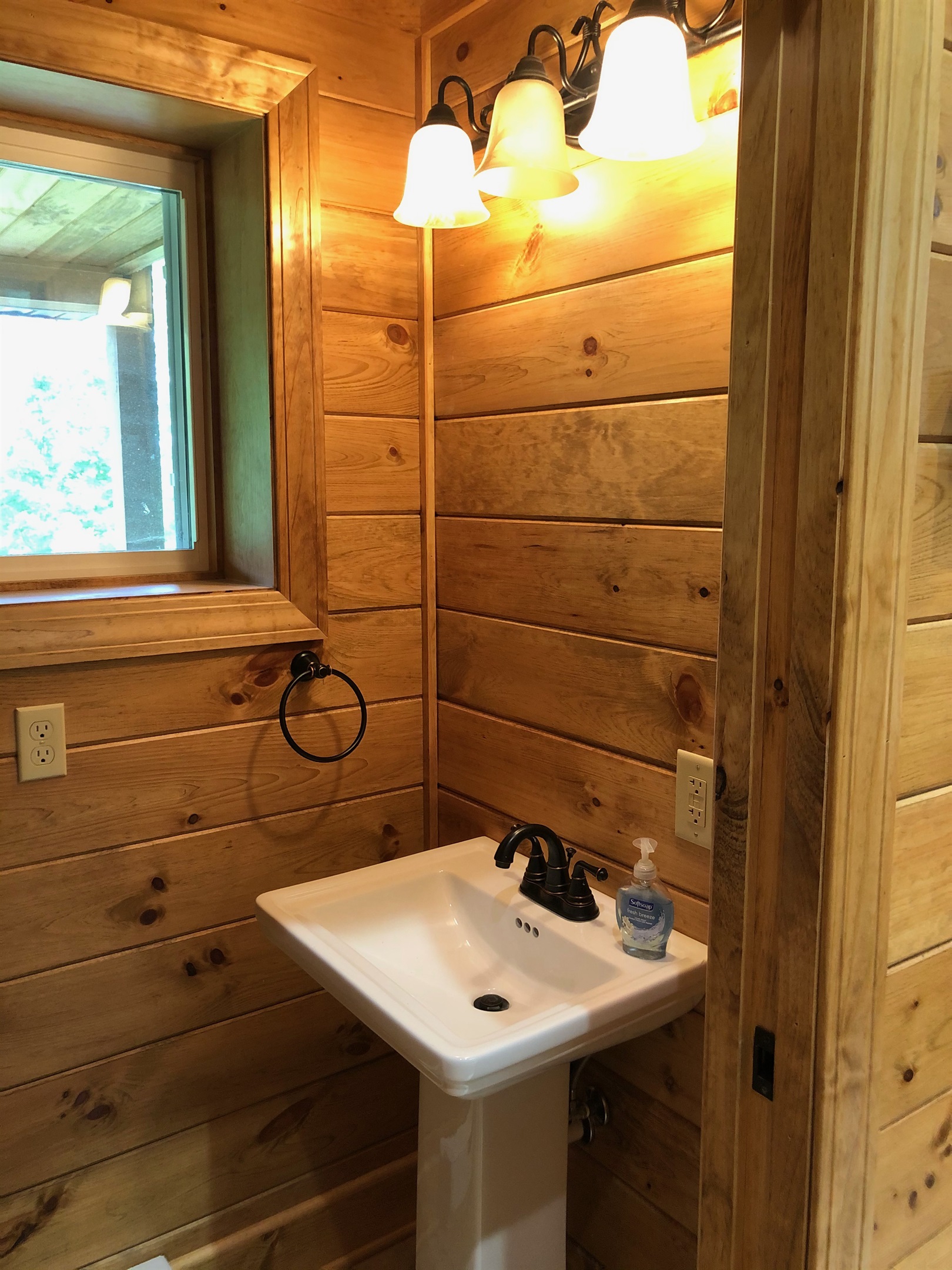 Half bathroom in the entry.