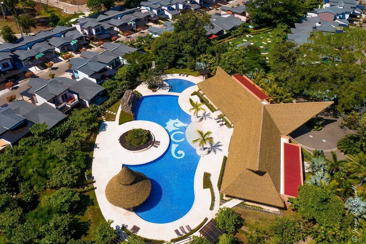 Large community complex with 24 hour security and an abundance of amenities