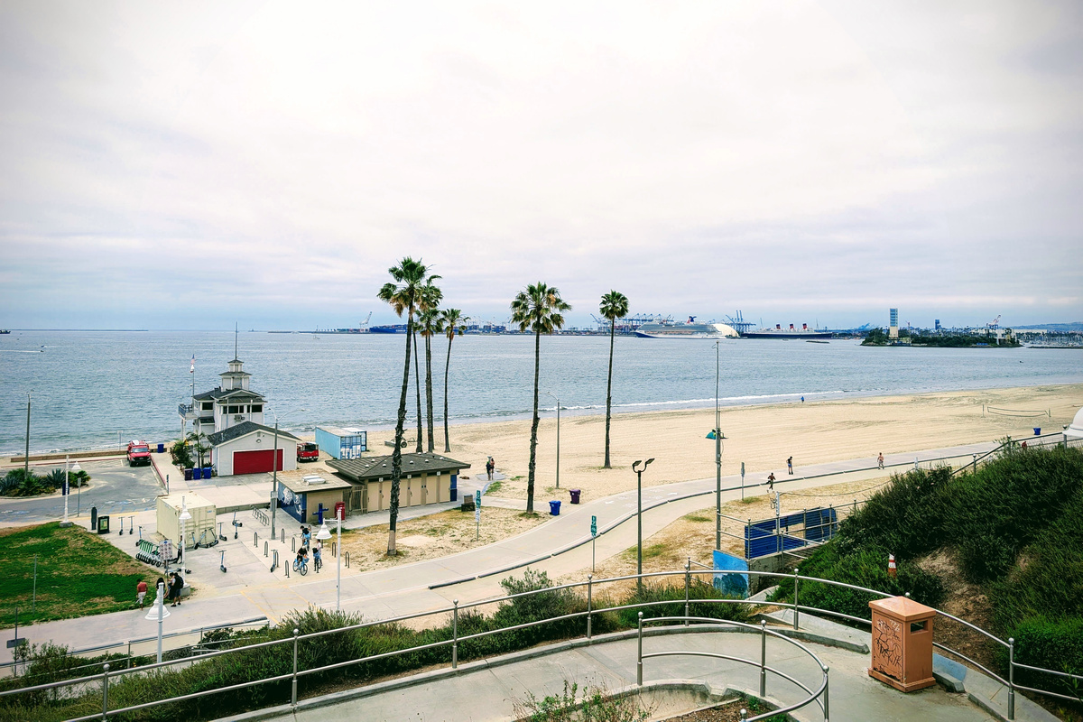 Beach days, ocean breeze, and unforgettable sunsets. welcome to your Long Beach getaway.