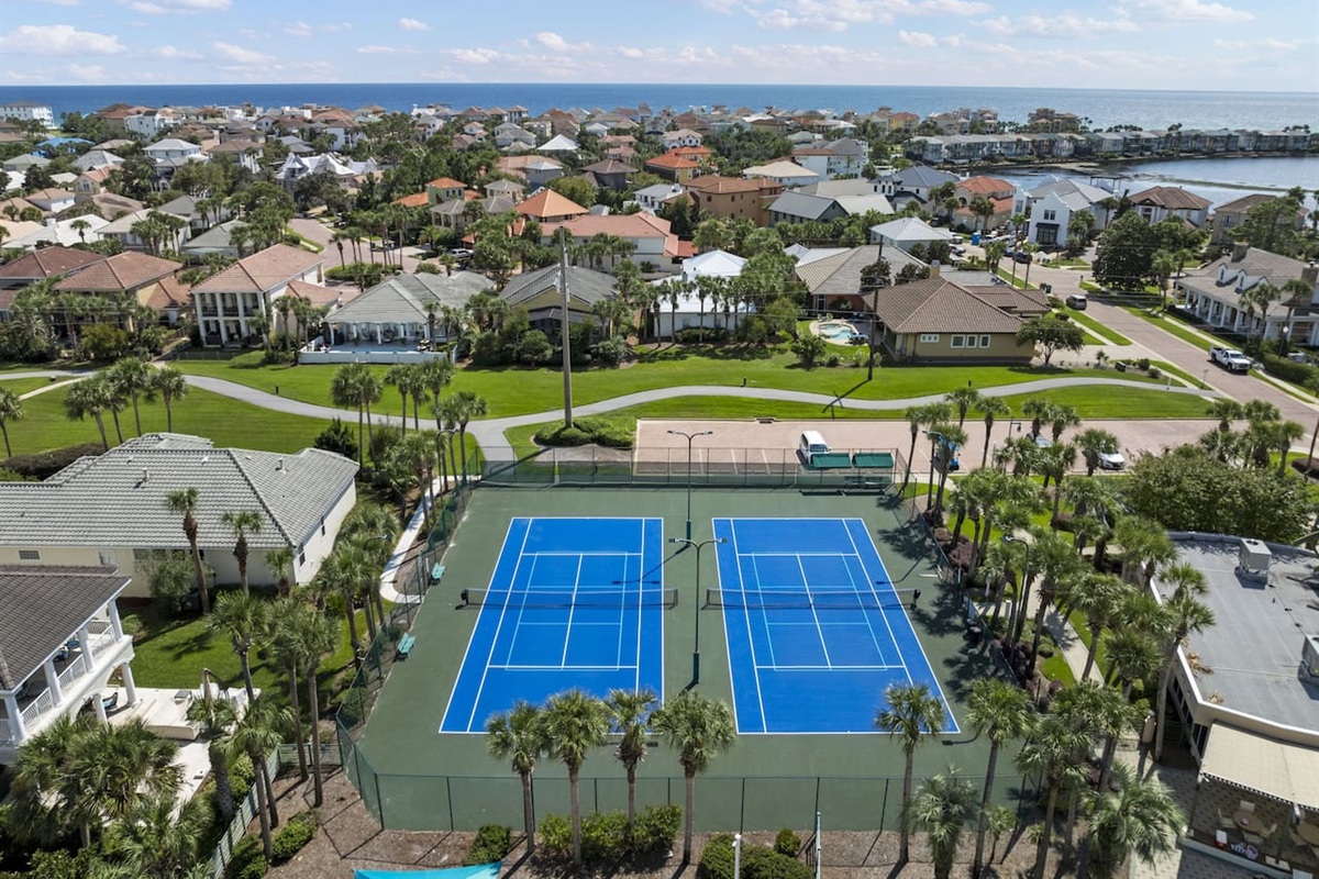 Clubhouse tennis courts — 4 rackets and 4 balls provided