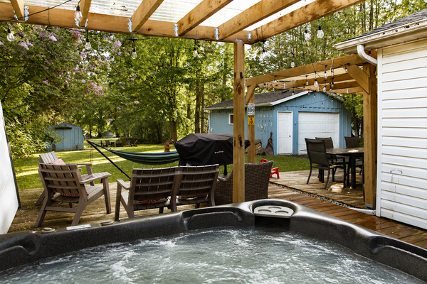 6-person hot tub for unwinding together, day or night.