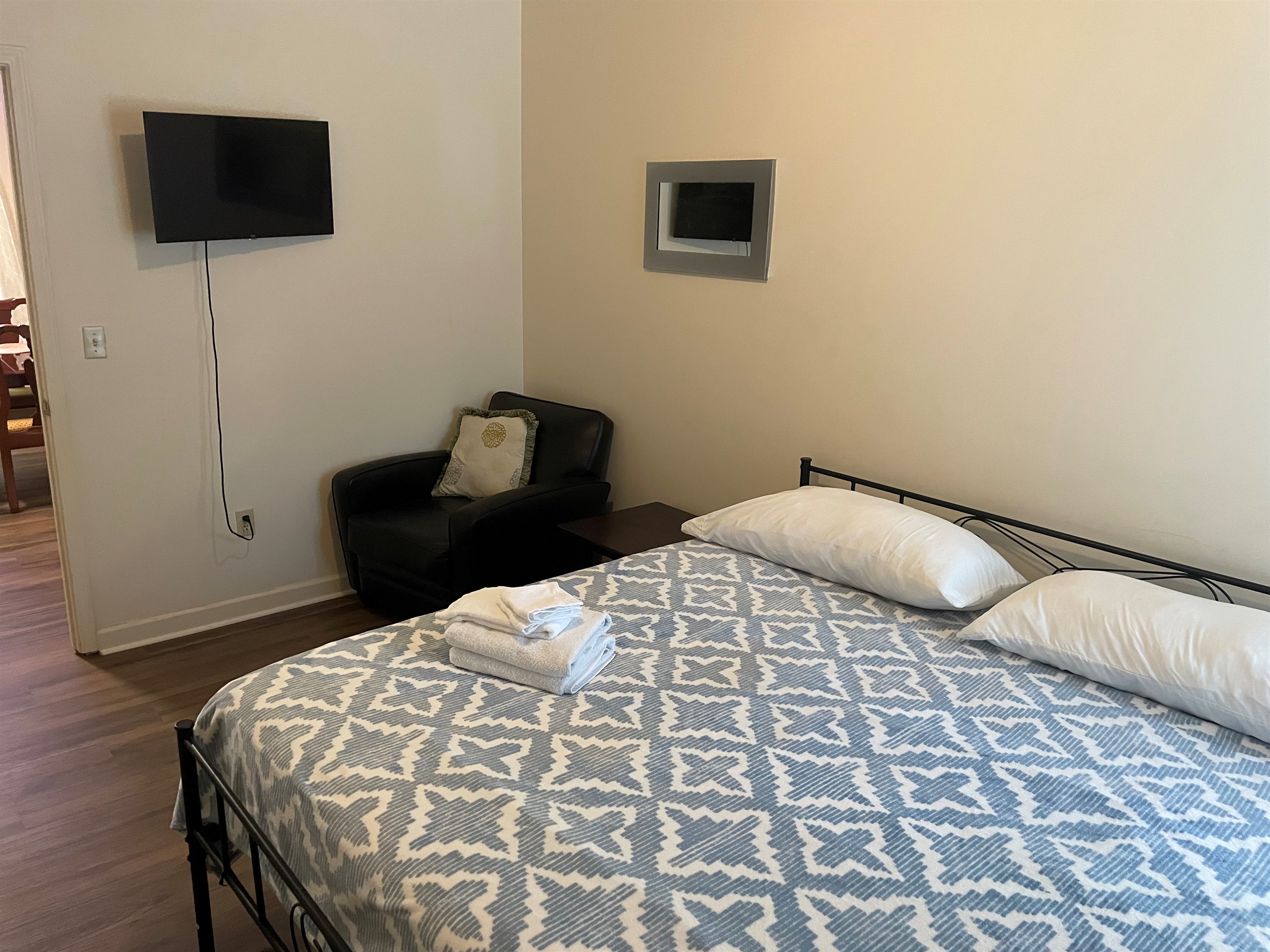 Enjoy plenty of space to relax and enjoy the large king bed in the middle king room with smart tv and sitting area. 