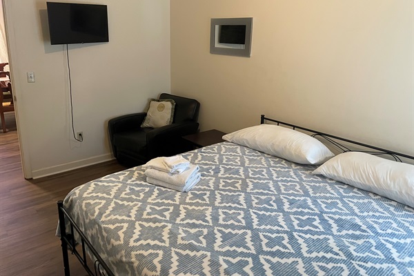Enjoy plenty of space to relax and enjoy the large king bed in the middle king room with smart tv and sitting area. 
