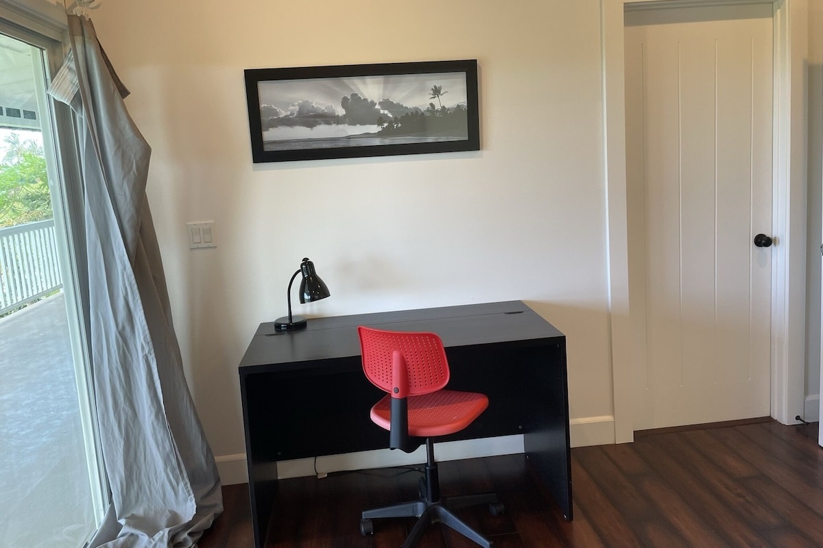 Dedicated work space in the plumeria room