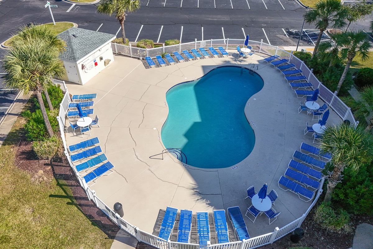 Enjoy the relaxing pool in this beautiful community 10 minutes from the beach - Pet Friendly!