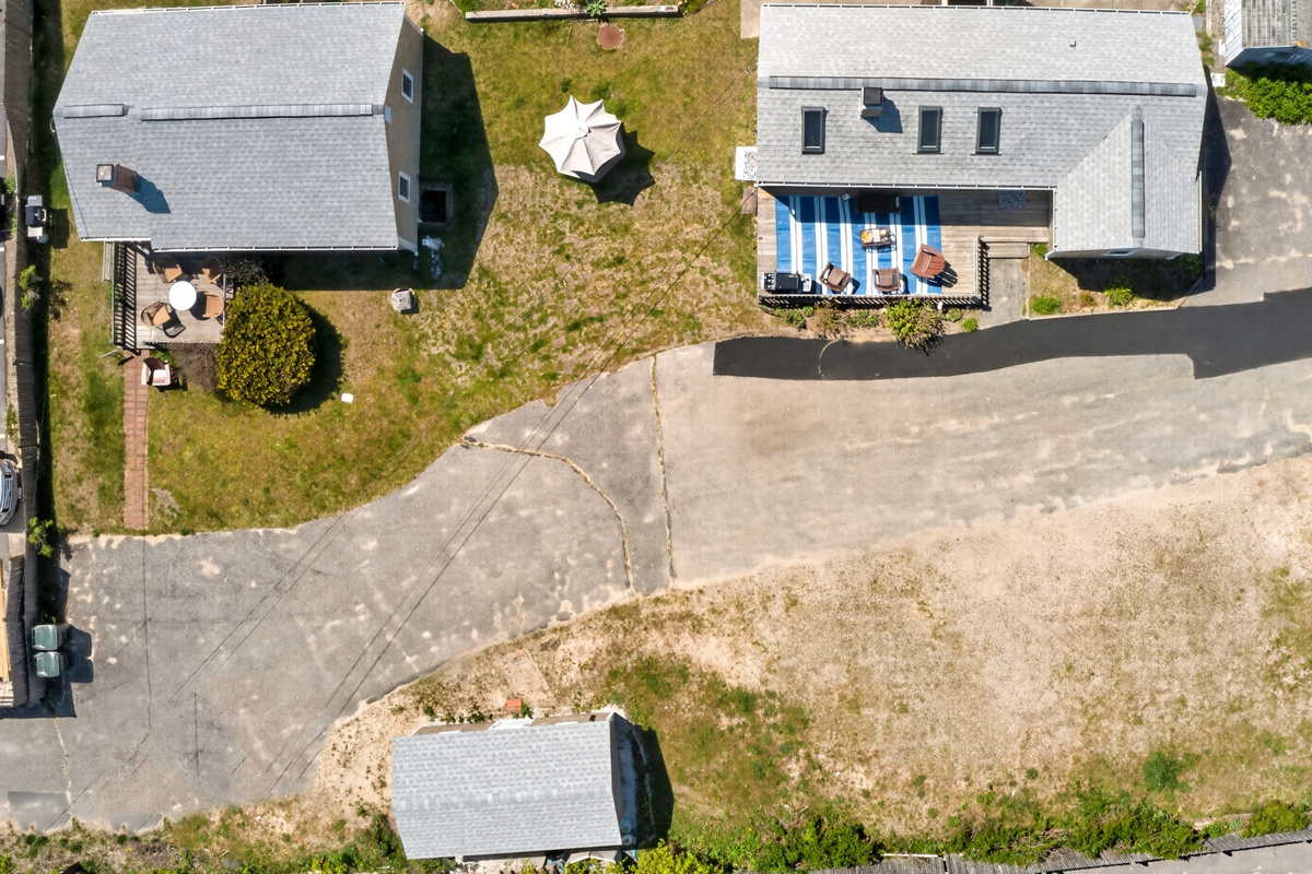 A perfect seaside escape with the shore right around the corner.