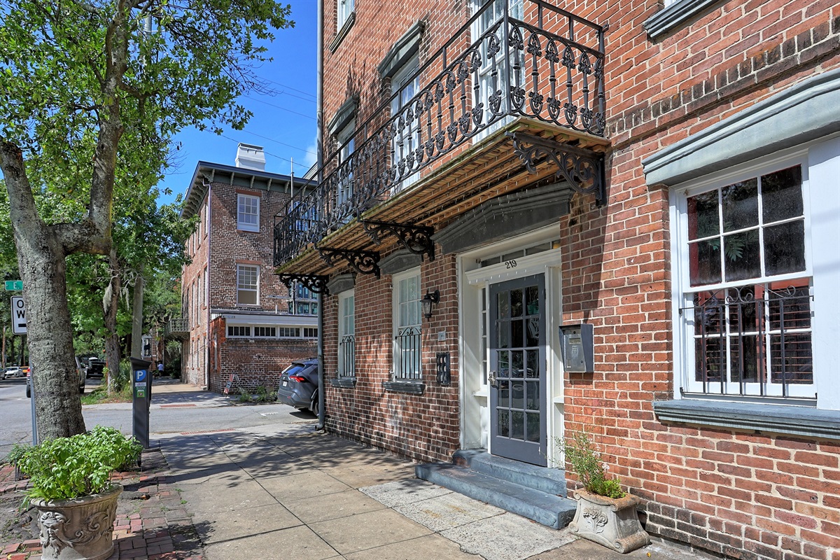 Prime location across from Colonial Park Cemetery.