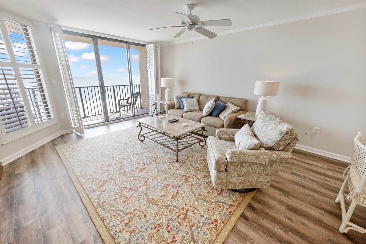 Amazing Living Room with Stunning Views🌊☀️