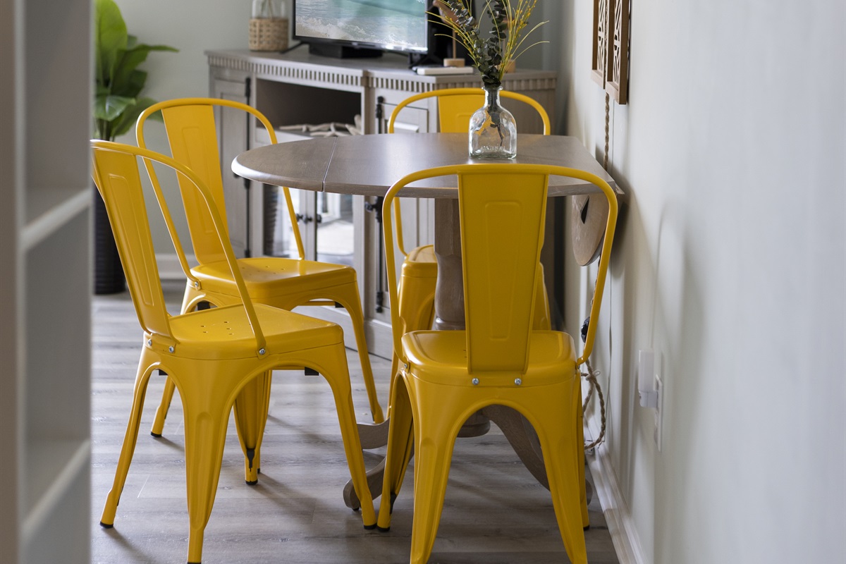 Views of the dining area when entering the main living area