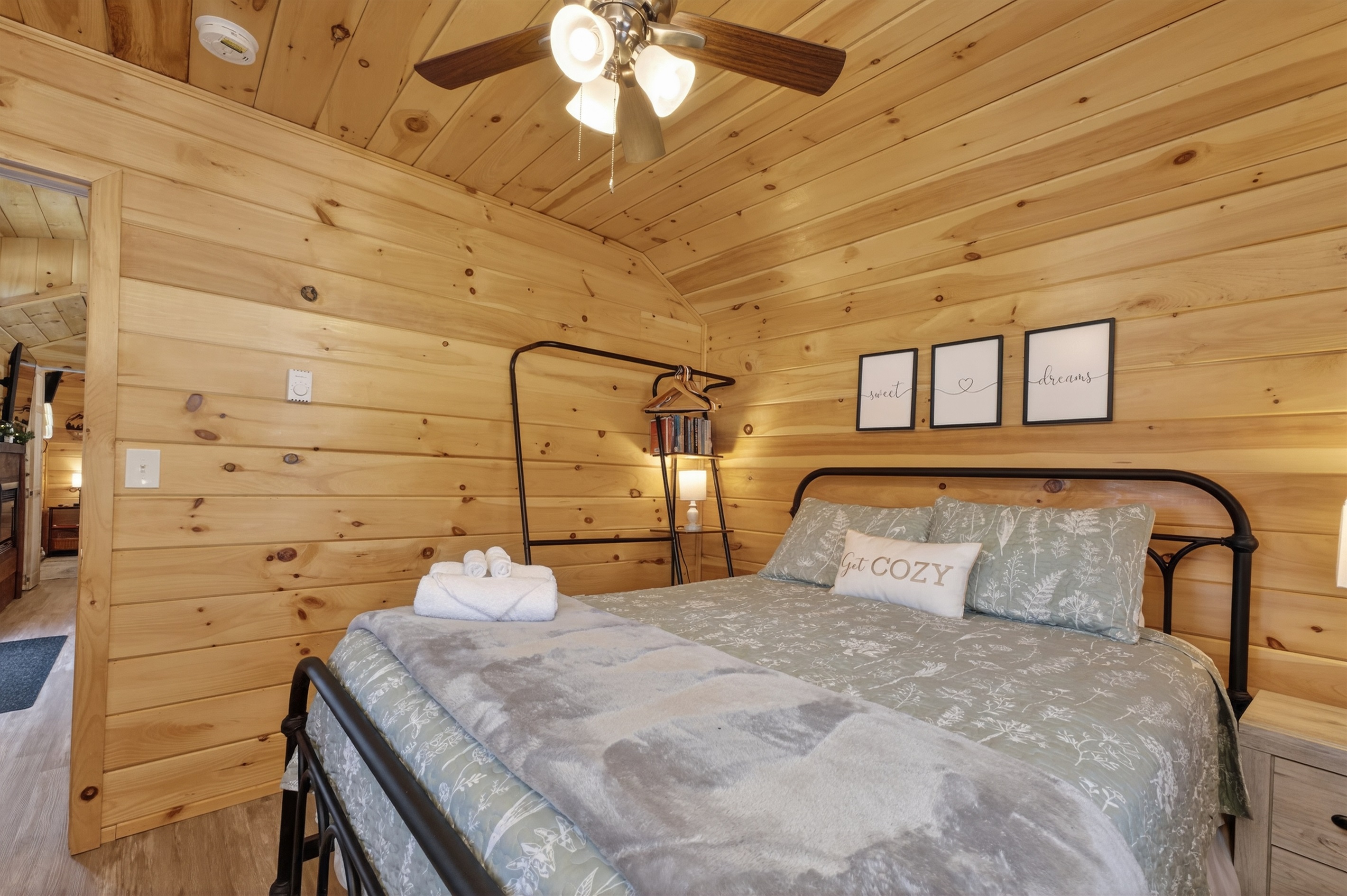 Tiny house Queen bedroom