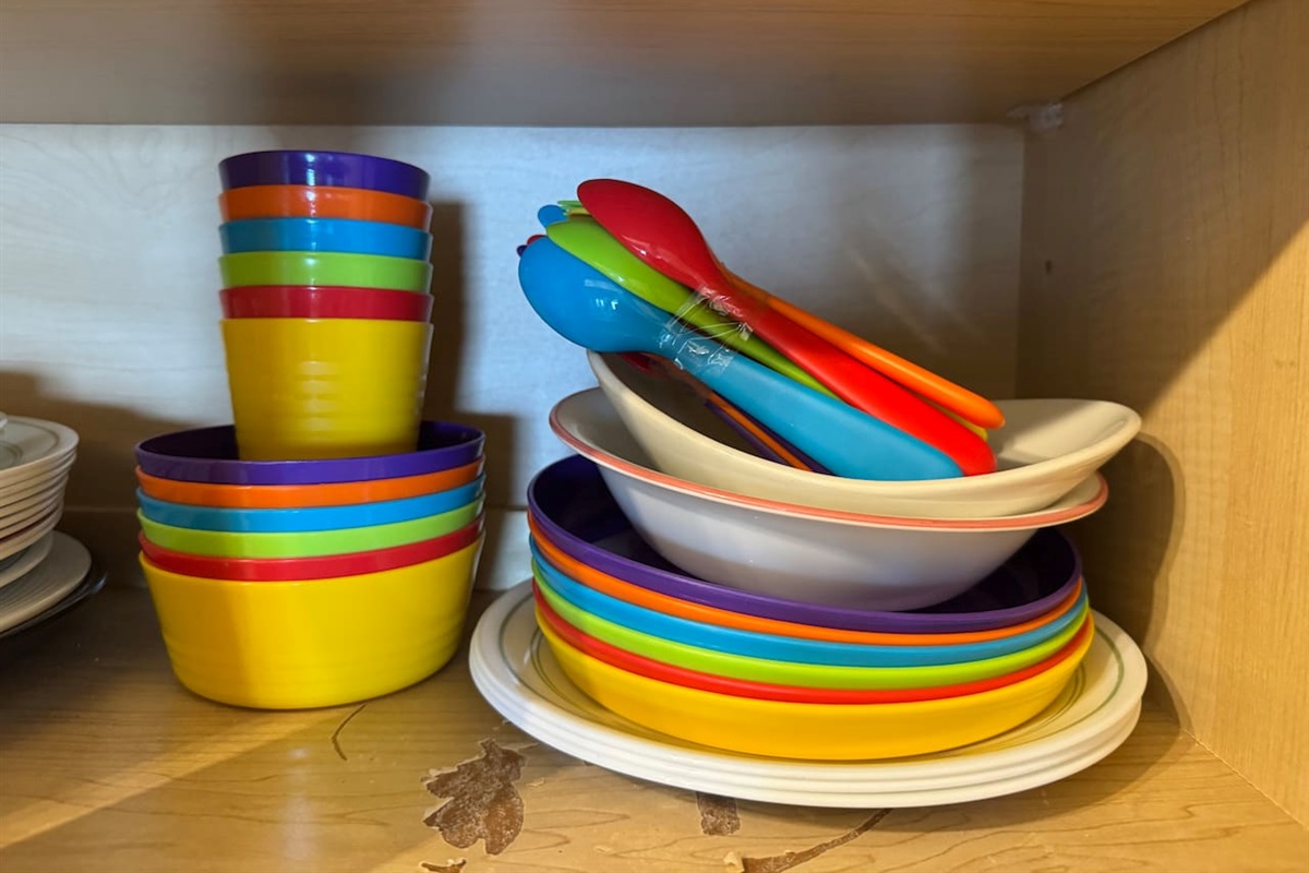 Children’s dinnerware plates etc 