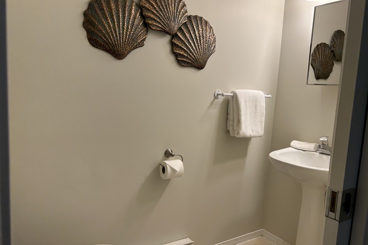 Entrance ensuite - toilet only