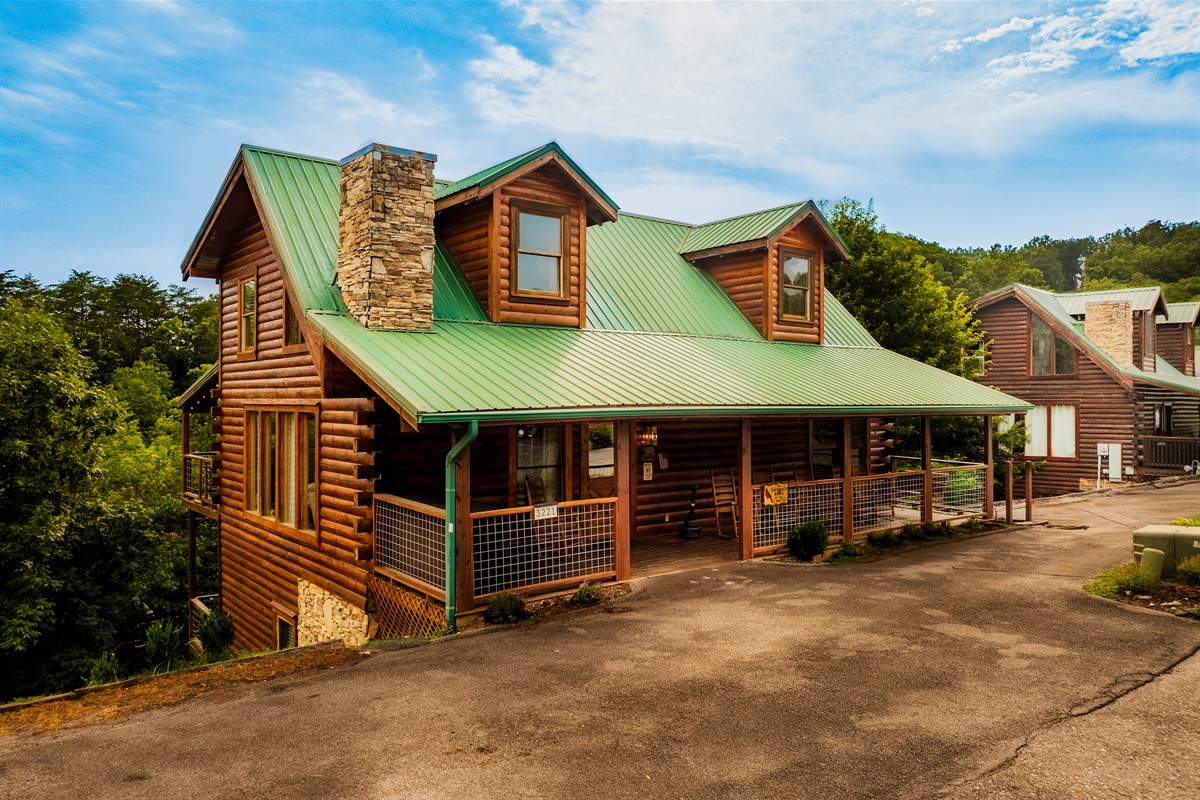 The cabin offers flat parking with room for up to 6 cars (depending on size)