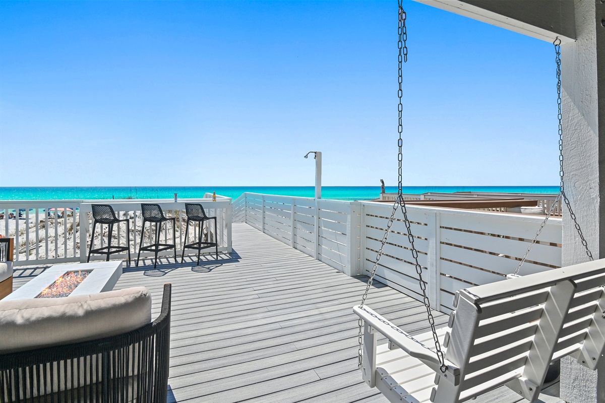 Porch swing on the first floor at Green reef 1 - I could swing here all day!