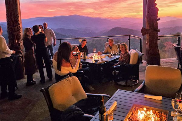 Dining Experiences are abundant nearby. In High Season, make some reservations(!); however, most of the year, you can walk right in. You want a trendy scene, a sophisticated dining experience, or a dive? It's all nearby & delicious - Some even deliver!