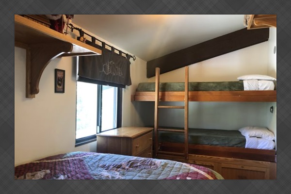 Bedroom: Twin bunkbeds.