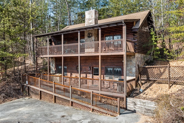 Front of cabin with easy access ramp and plenty of space on the porch to relax