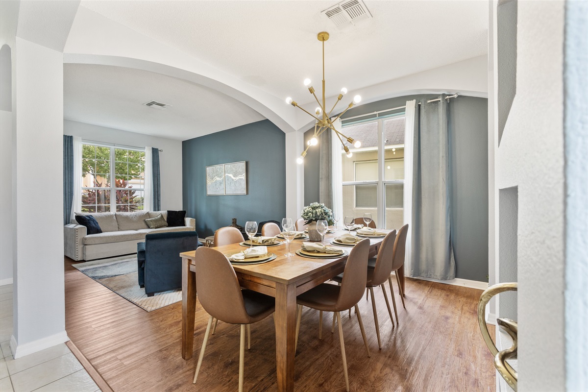 Dining Area that seats 8