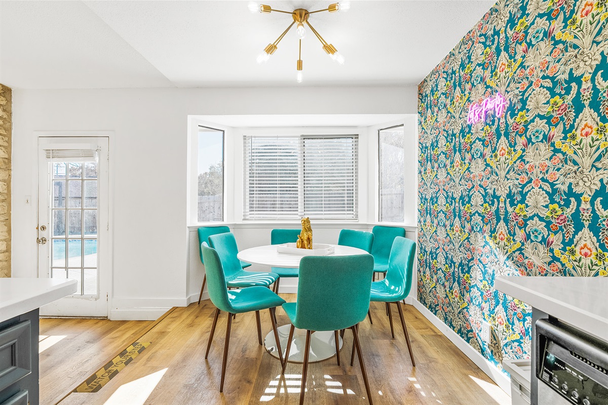 Enjoy delicious meals 🍴 with loved ones in this sophisticated dining space, designed for entertaining.