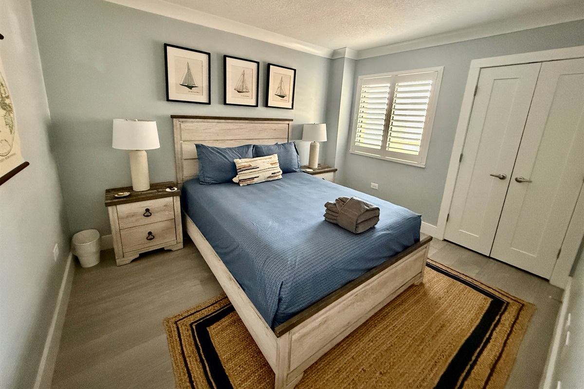 Guest Bedroom w/Queen Bed and En Suite Bath