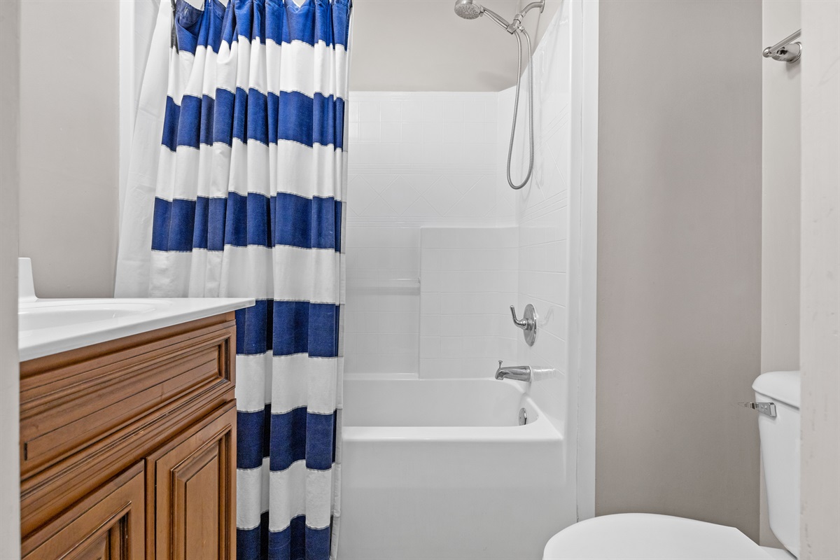 Full tub and shower combo perfect for rinsing off after beach days