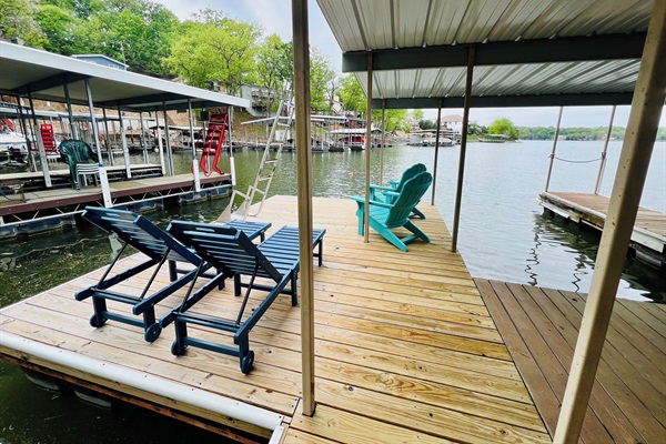 Swim platform with additional seating