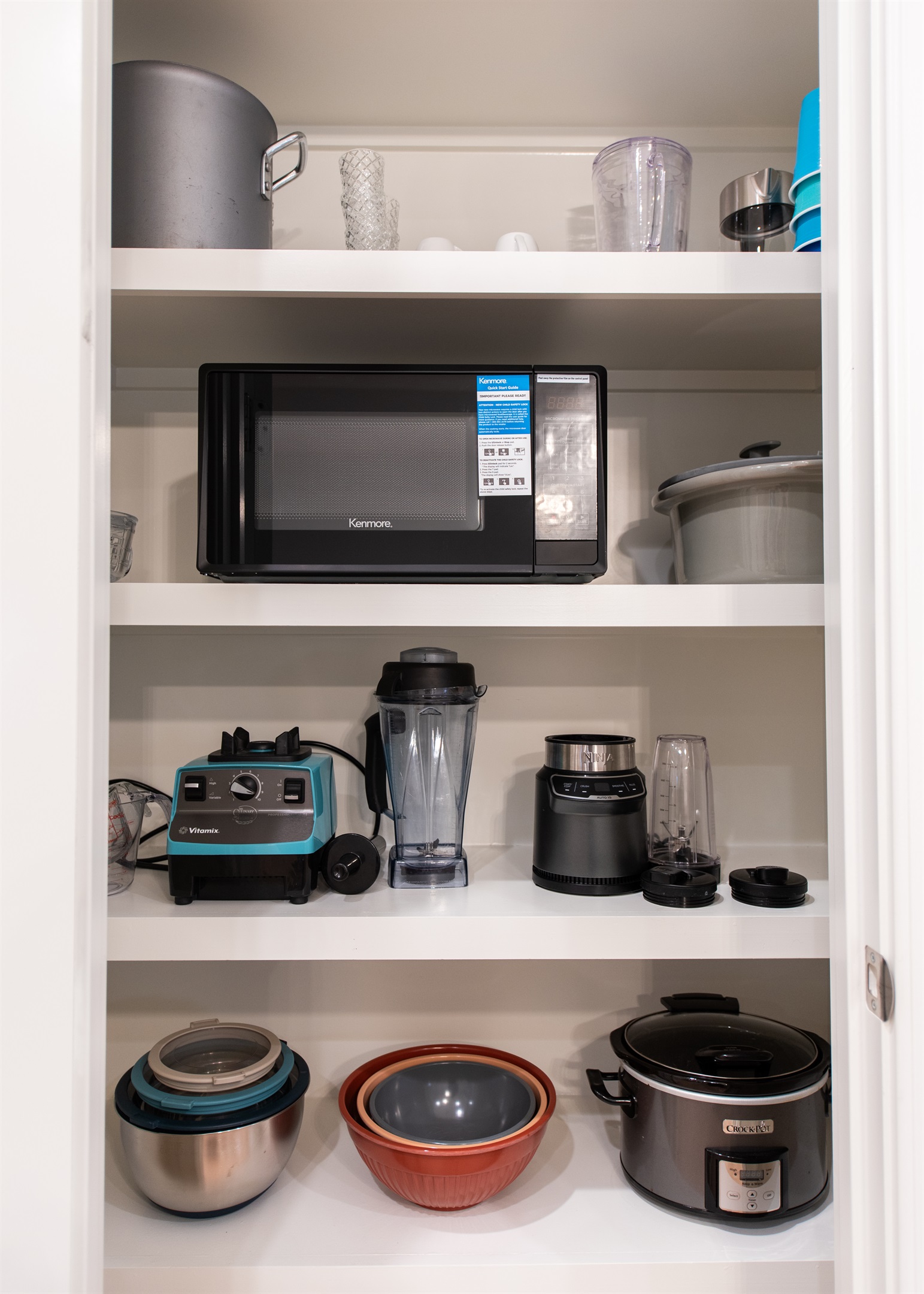 This well-stocked pantry has everything you need to prepare meals or enjoy a late-night snack after exploring the Kentucky Bourbon Trail. Microwave, blender, slow cooker, and more—your comfort is our priority!