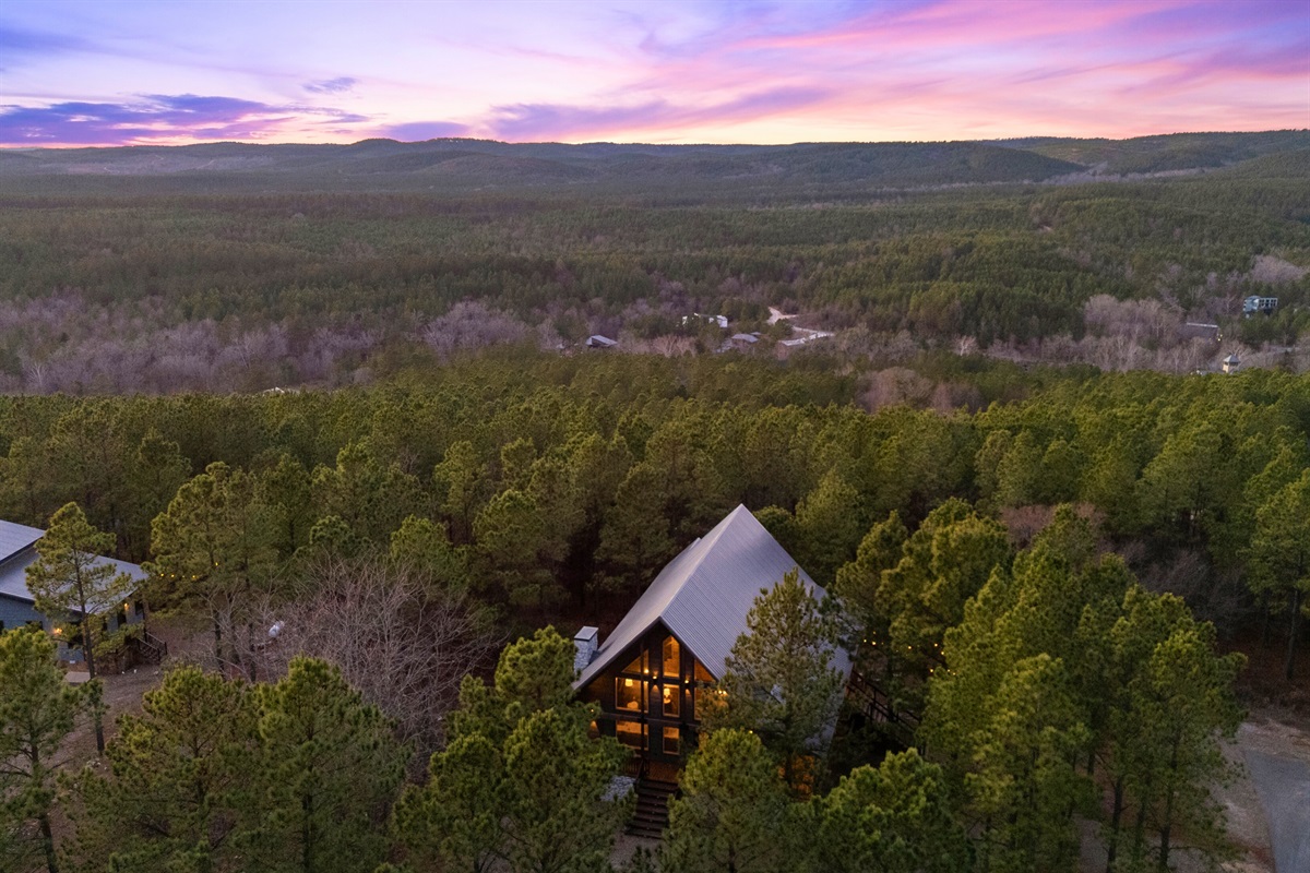 From above, you can really appreciate how beautifully the cabin sits among the treetops, surrounded by nature in every direction.