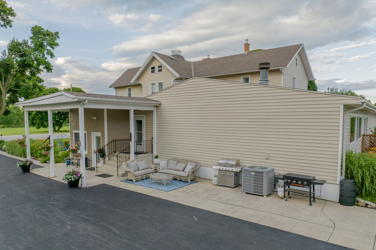 Outdoor Sitting Area Near Lake Erie Attractions