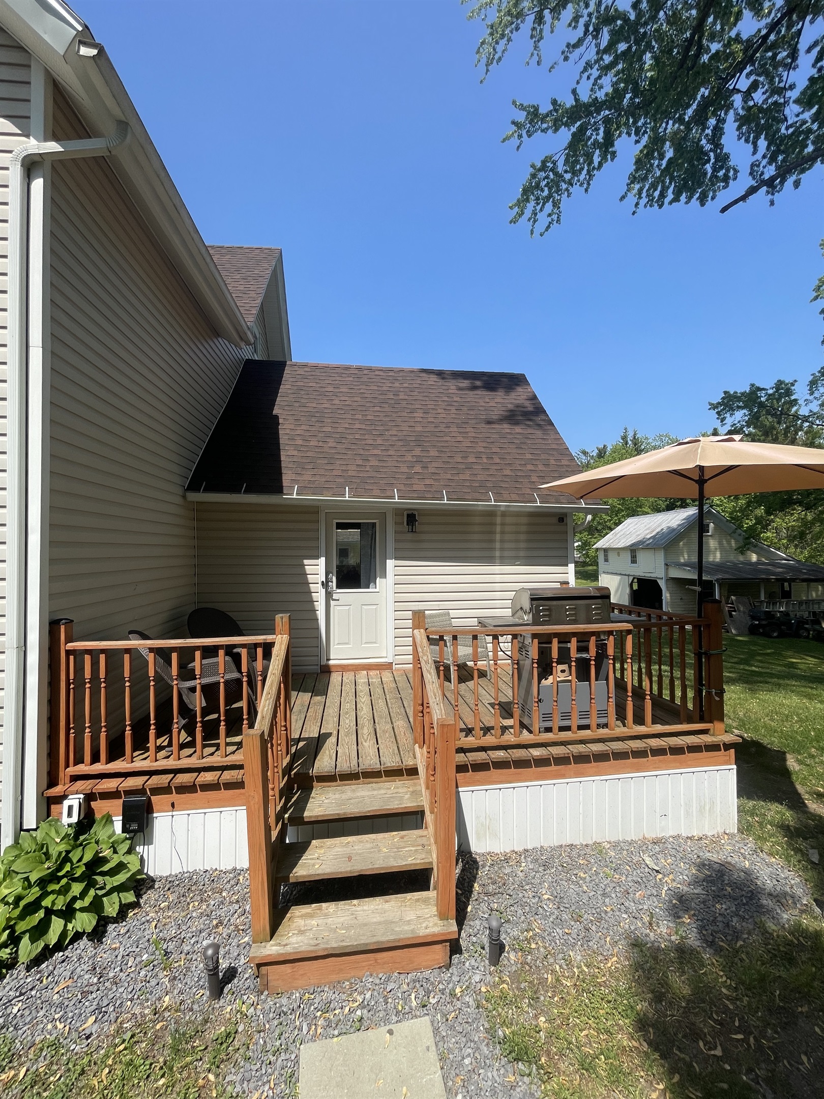 Back deck with gas grill