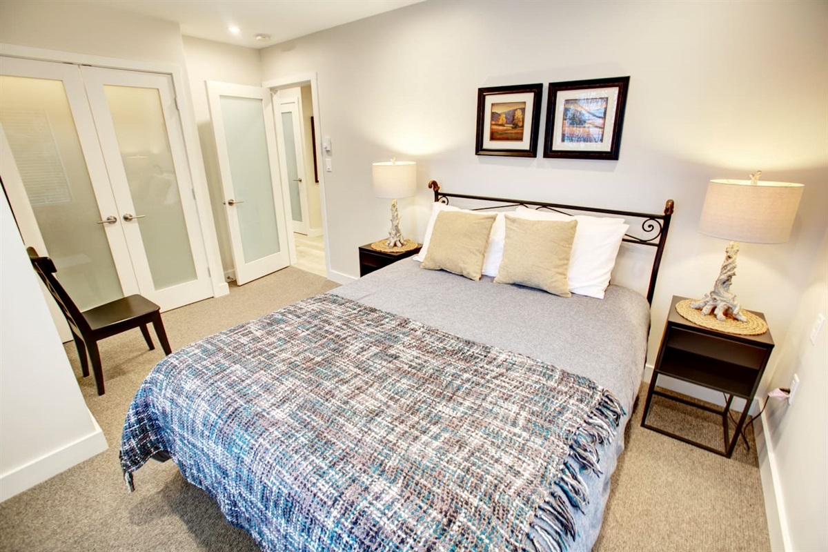Bedroom features plush queen bed, built in closet organizer w/ motion detection lighting and large bay windows facing Blackcomb gondola & mountain. 