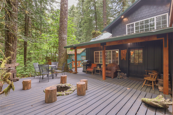 No Slivers Trex Decking w/ Firepit and Outdoor Table & Chairs