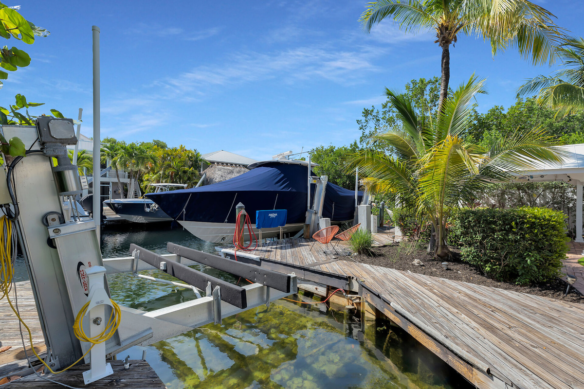 Boat slip & lift available to Guests. 20' boat max