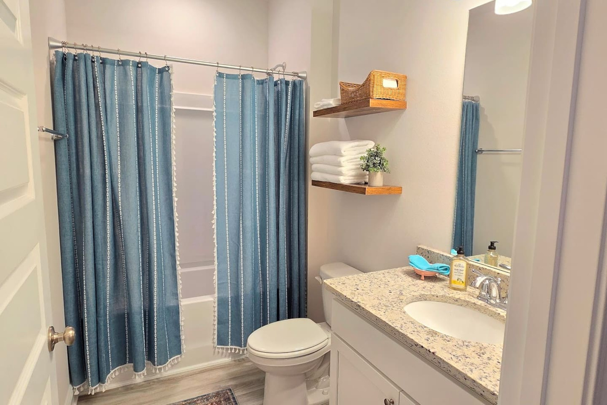 Stylish Full size bath for guests