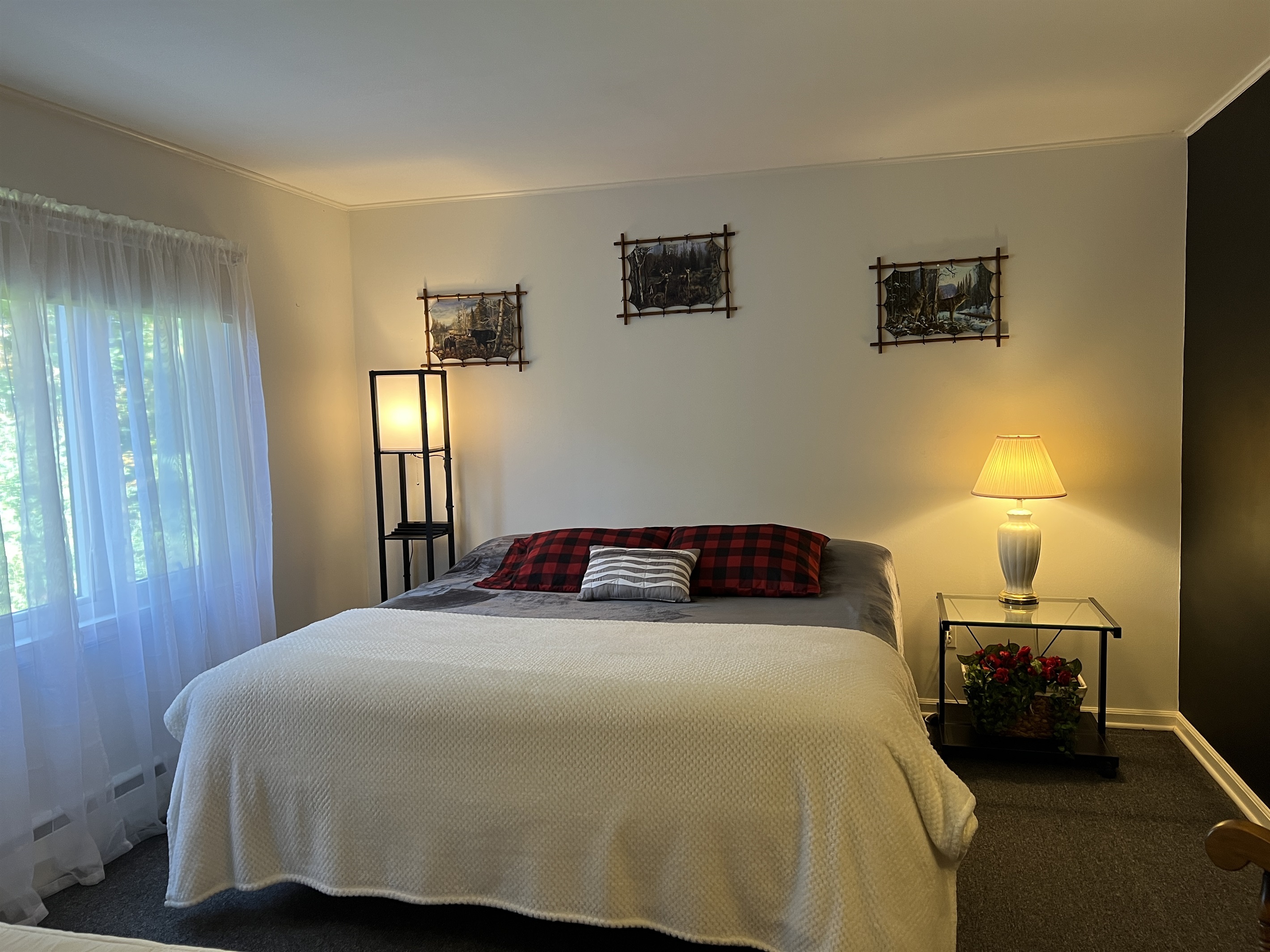 King bedroom with extra twin bed