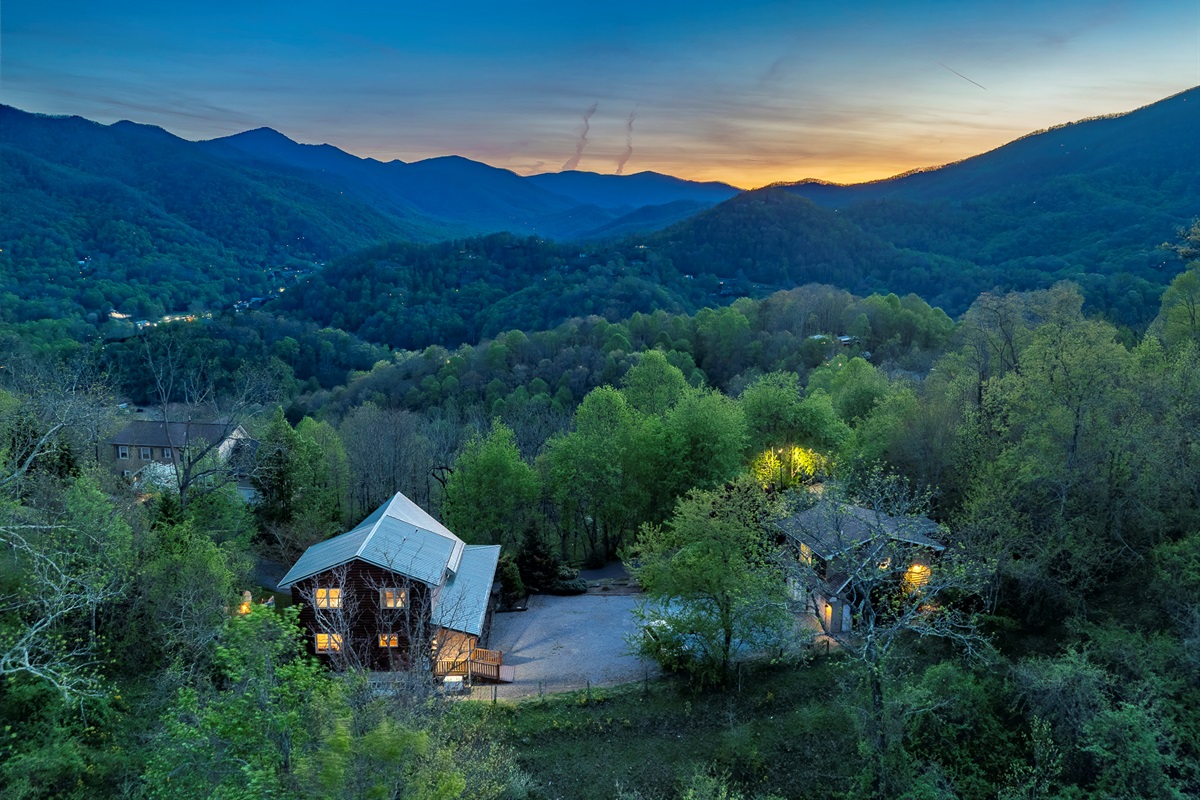 Exterior Escape: Breathtaking mountain views await at this stunning retreat, perfect for adventure!