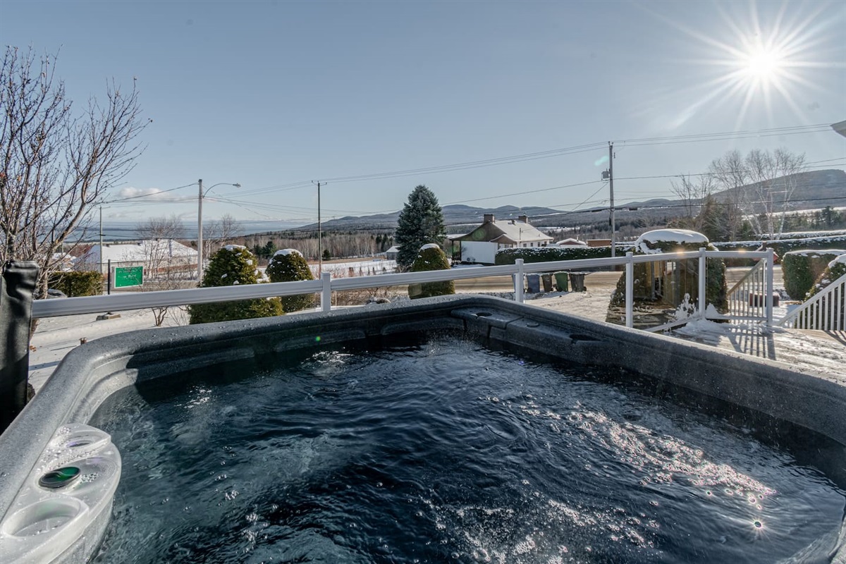 Spa privé extérieur ouvert à l'année avec une très belle vue sur les montagnes et Baie-Saint-Paul !
