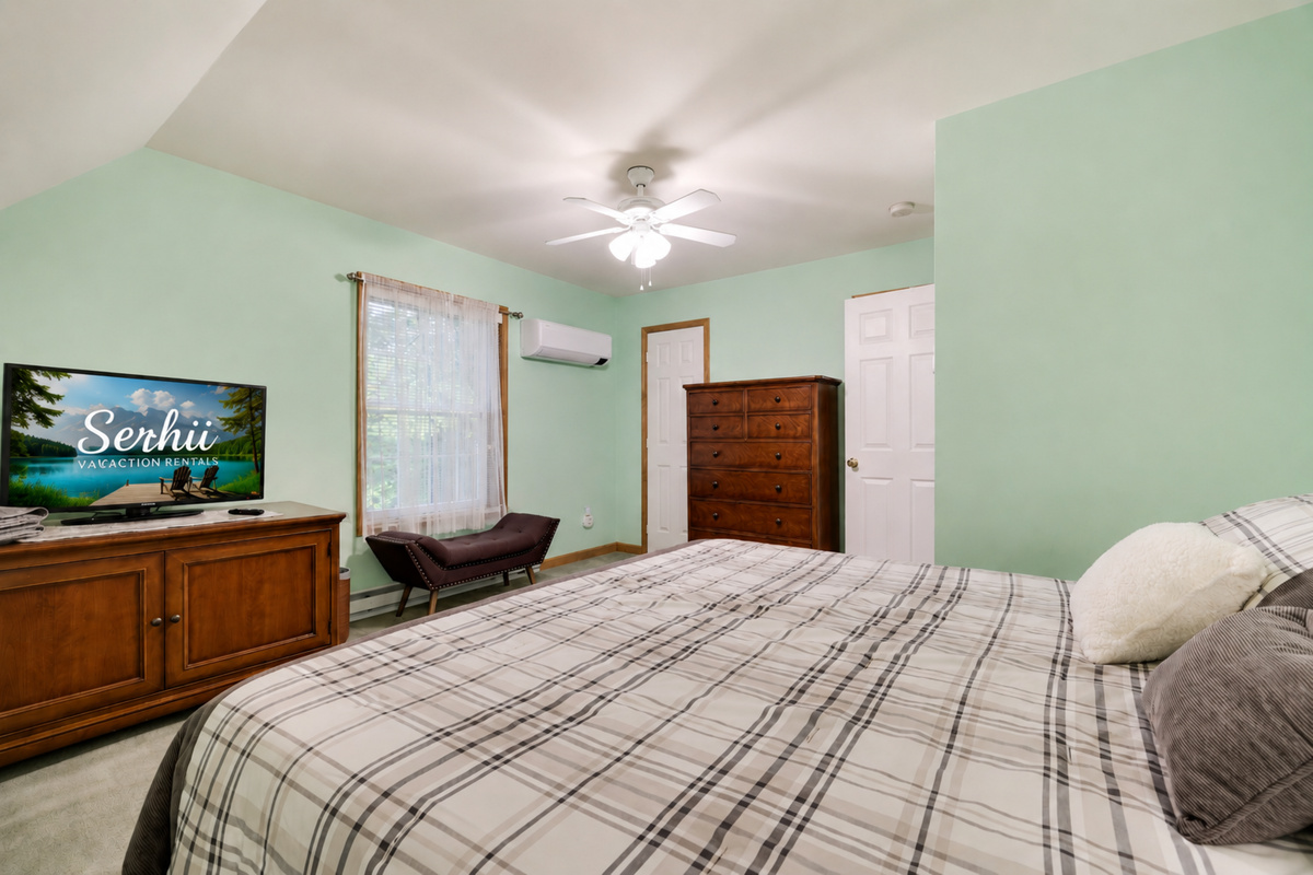 Master bedroom with TV and en-suite bathroom (2nd floor)