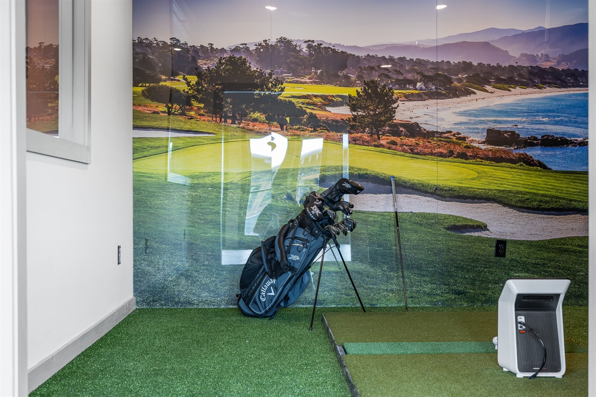 Golf simulator - a rare amenity in the area!