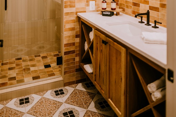 The privacy advantage up close: each Cutter's Quarters king has its own full bath.