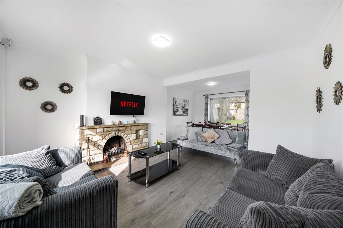 [Sitting room space for 8 comfortably]