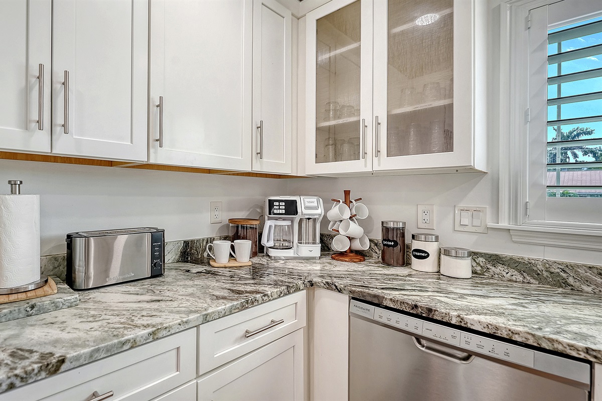 Coffee, tea, decaf, cream, & sugar