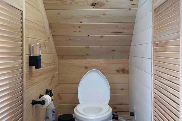 This green toilet does not require you to clean it, we clean and empty it between guests. 

No it does not smell, it is entirely self contained, but you are required to turn a handle a few times, but that's it!
